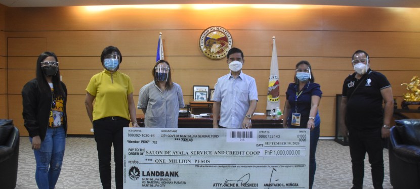 COVID-19 Crisis: Muntinlupa City loans P1 million to a local&nbsp;cooperative