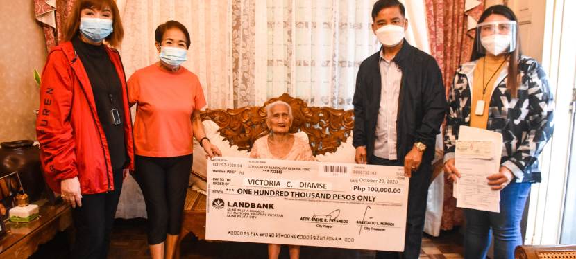 Muntinlupa City Government turns over P100,000 incentive to local&nbsp;centenarian