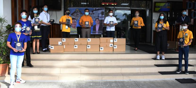 Muntinlupa City Government turns over 20,000 tablets for public school&nbsp;students