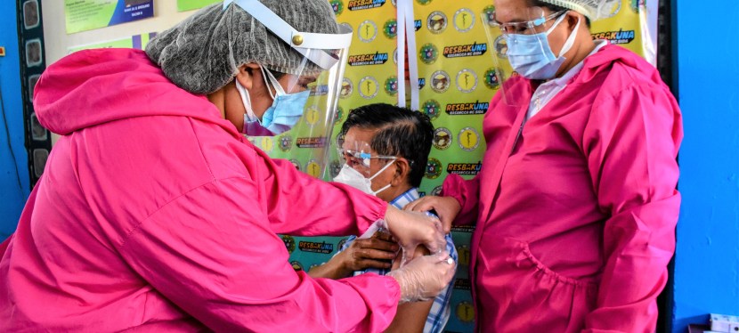 COVID-19 Crisis: Muntinlupa City mayor Fresnedi gets vaccinated with&nbsp;AstraZeneca