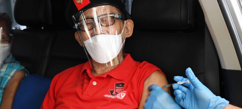 COVID-19 Crisis: Former President Ramos gets vaccinated in Muntinlupa, encourages public to get&nbsp;vaccinated