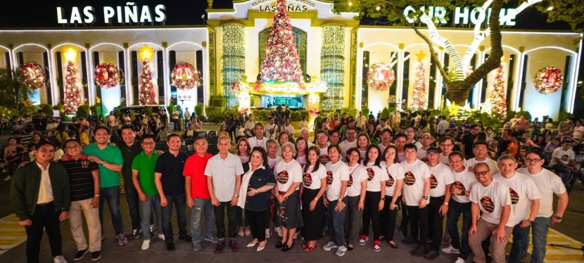 Christmas tree at Las Piñas City Hall lighted