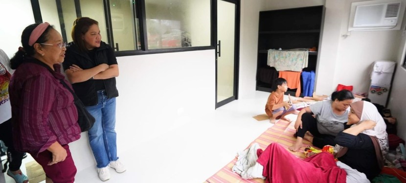 Las Piñas City Vice Mayor and officials visit Typhoon Carina victims at evacuation&nbsp;sites