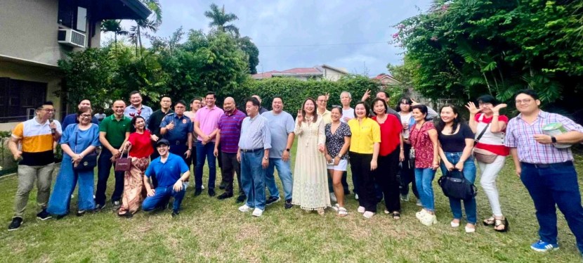 Concha Cruz Drive Homeowners Association, Inc. (CCDHAI) directors, members, important guests and community heroes celebrate&nbsp;Christmas